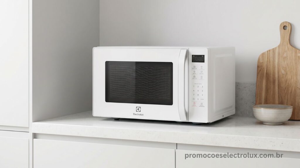 Micro-ondas Electrolux ME23B 23L Branco Efficient sobre bancada de cozinha moderna